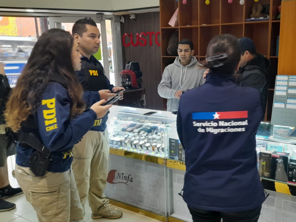 Autoridades y personal de la PDI fiscalizan a locales comerciales