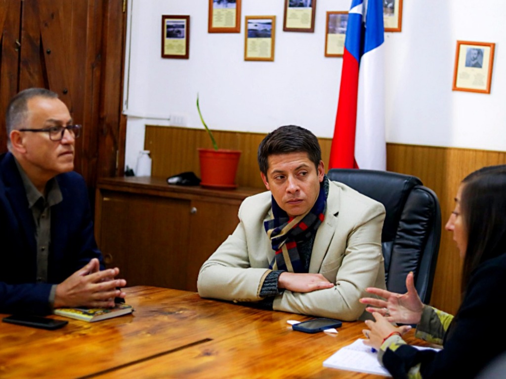 En Vichuquén, reunión entre el alcalde y Sermig