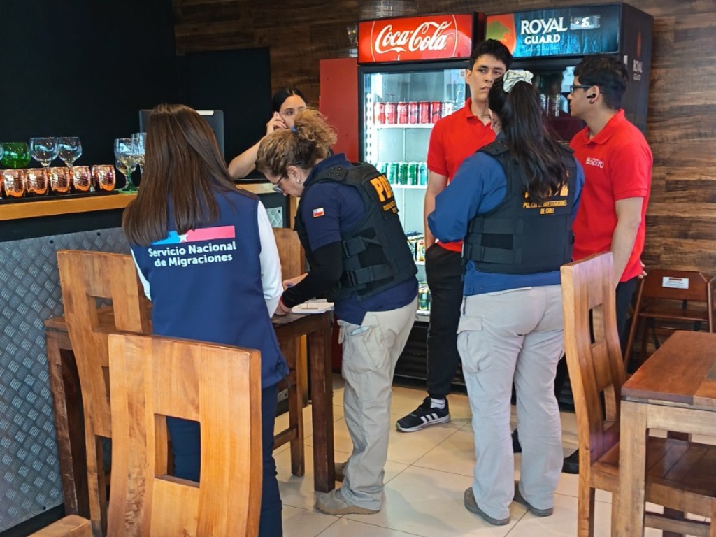 PDI y Directora de Migraciones fiscalizando un local de comida