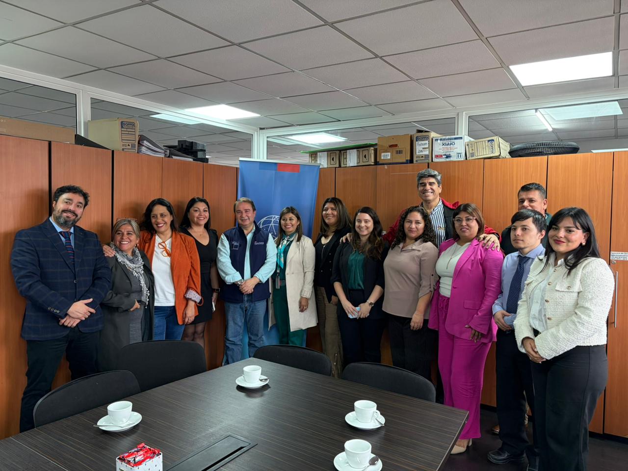 Todos los funcionarios públicos del Sermig Tarapacá junto al Director Nacional en una imagen protocolar