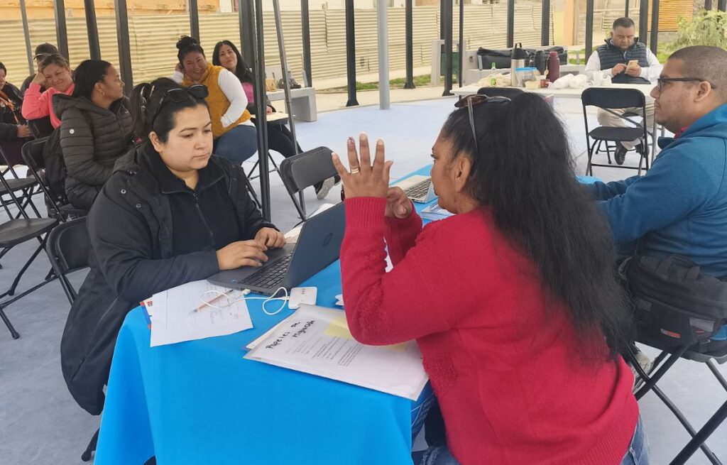 Funcionaria de Sermig Atacama atendiendo en operativo.