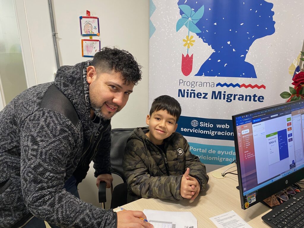 Padre e hijo son parte del operativo de asistencia NNA en Temuco