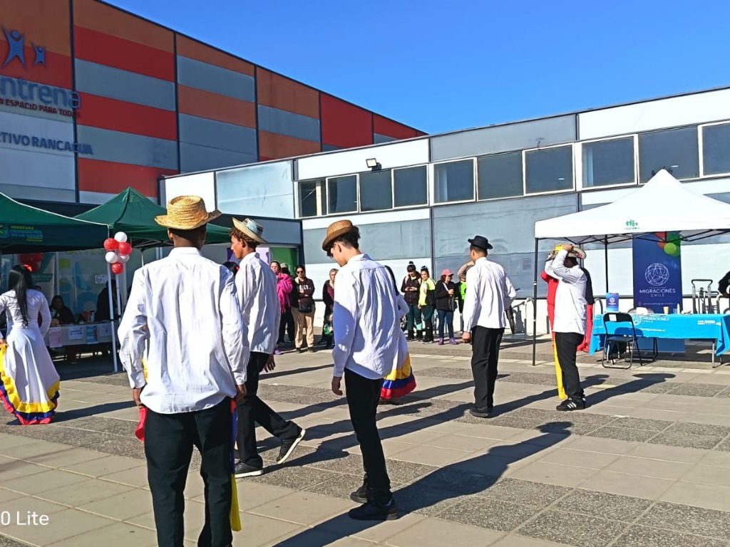 Migrantes actúan baile típico de sus países en la Feria de Salud e interculturalidad
