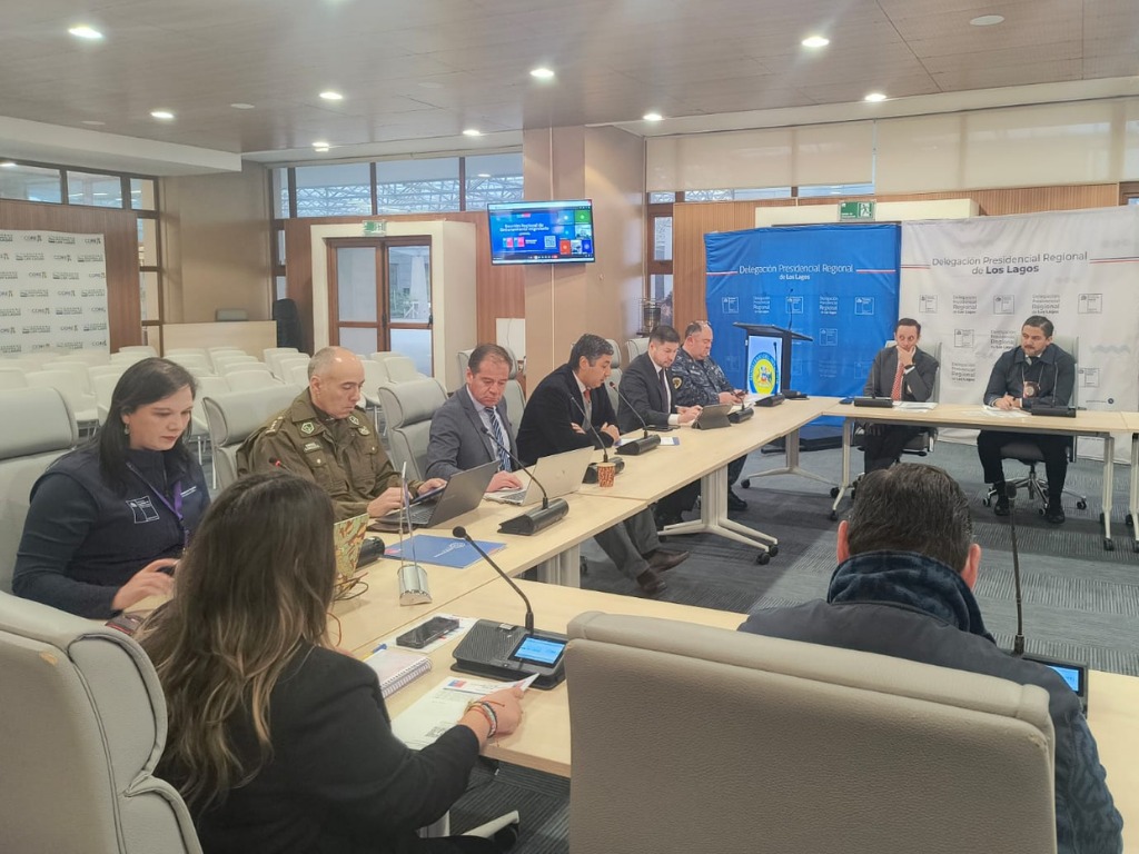 Imagen de autoridades en la mesa regional de ordenamiento migratorio de Los Lagos
