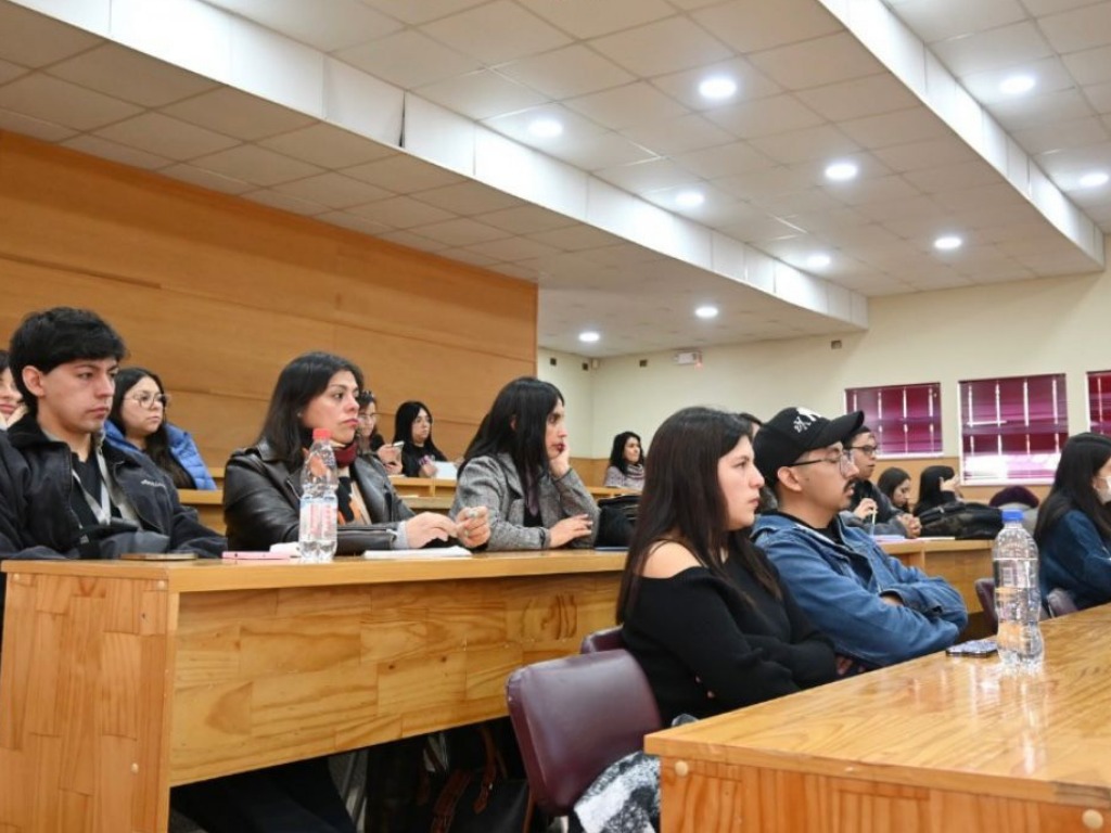 adolescentes reciben una capacitación migratoria en la universidad Austral de Puerto Montt