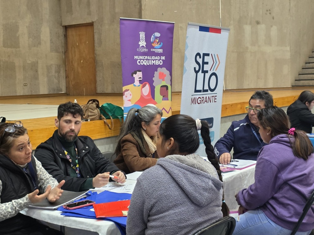 Personal de migraciones realizan el operativo en el sector Tierras Blancas de Coquimbo