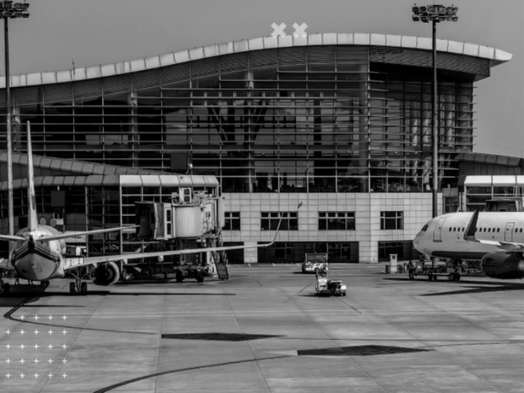 Imagen de referencia de un avión en el aeropuerto de Santiago ante eventual tráfico de menores