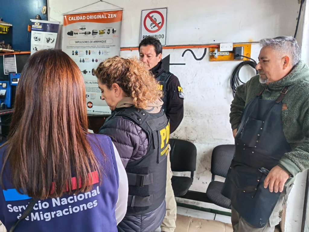 Autoridades de la PDI y SERMIG fiscalizan a personas