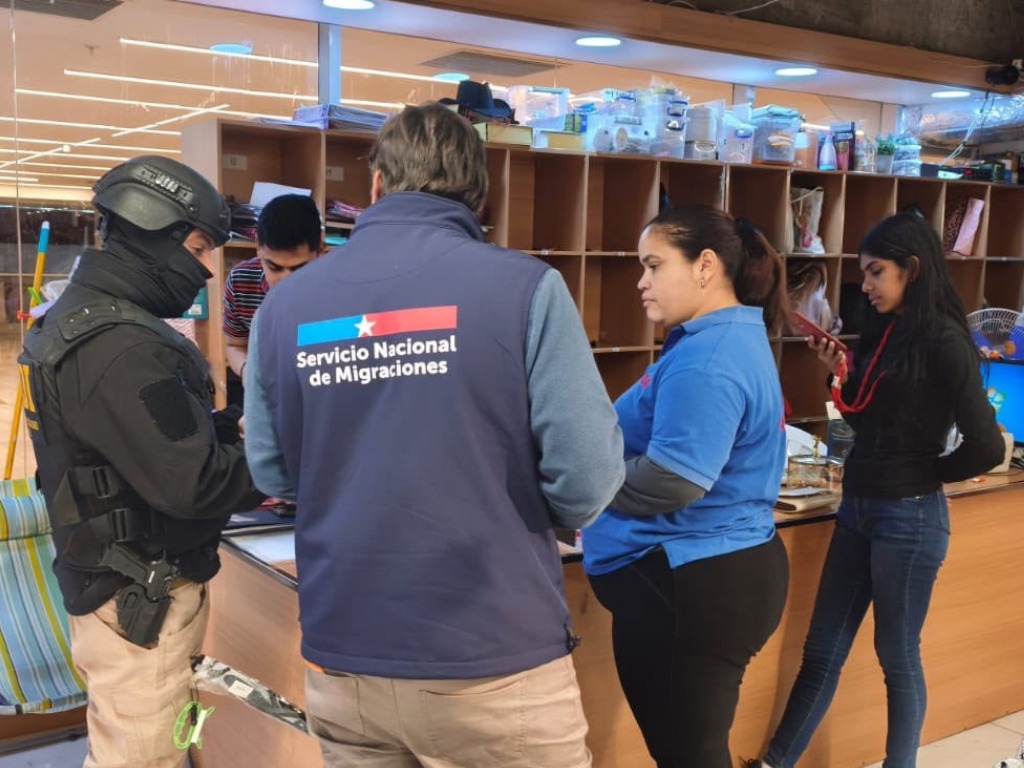 Autoridades fiscalizan en local comercial de Valparaíso
