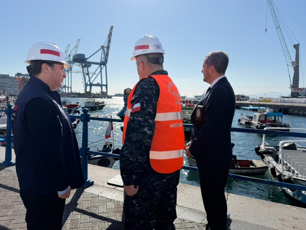 El director nacional del SERMIG, Frank Sauerbaum, junto a autoridades de la Armada y PDI