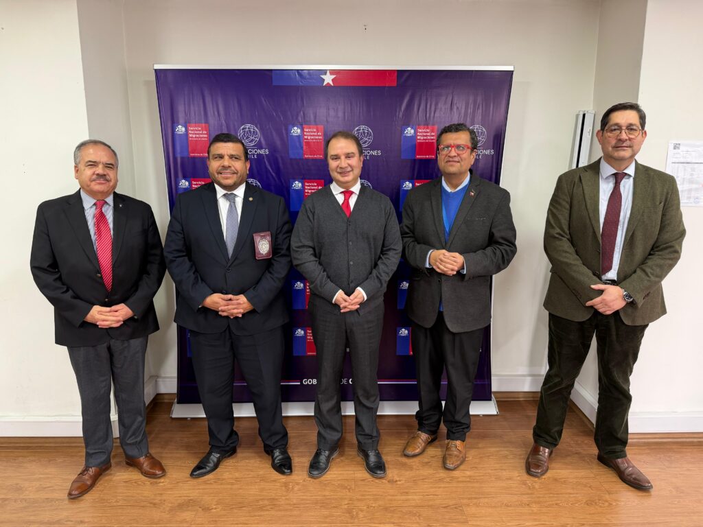 Representantes del SERMIG, Substecretaría de la niñez, PDI y Dirección General de Aeronáutica Civil