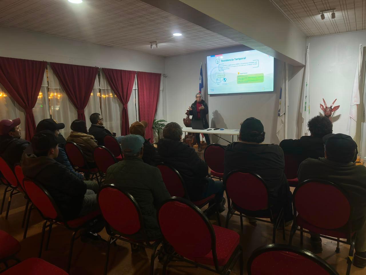 Capacitan a agricultores de Chimbarongo que contratan a migrantes irregulares