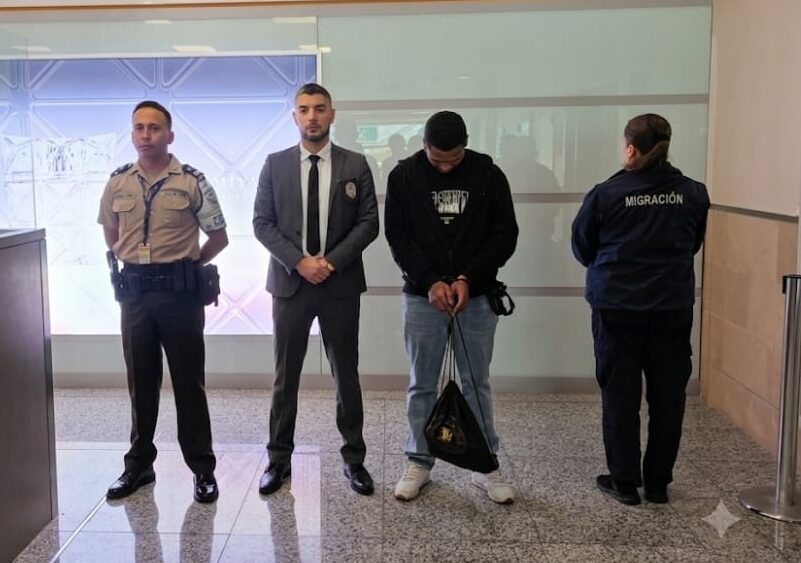 Ciudadano ecuatoriano escoltado por PDI en aeropuerto de Santiago.