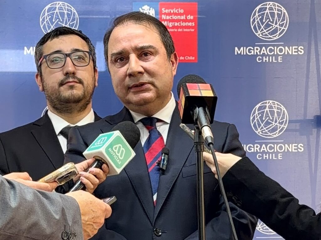 Director de Migraciones en punto de prensa en edificio del servicio.
