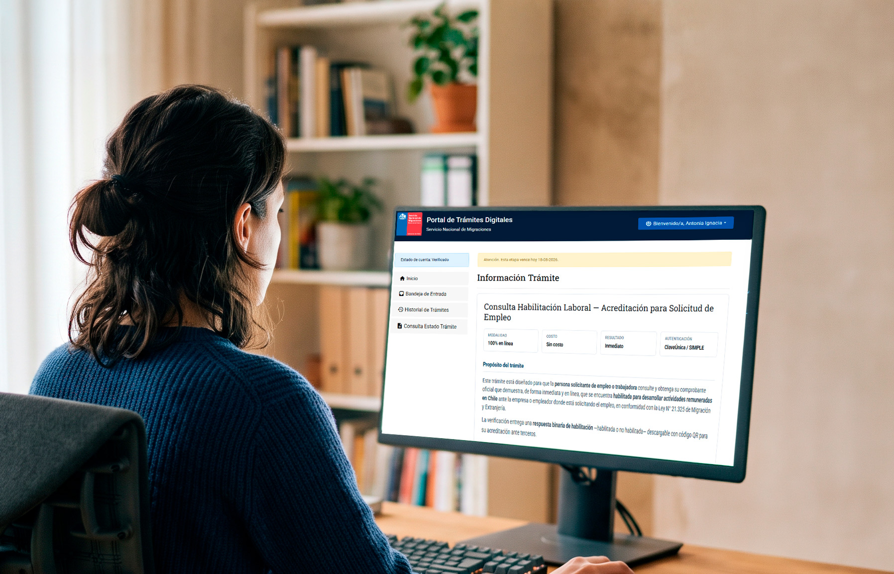 Persona realizando el trámite de Habilitación Laboral de forma online en su computador.