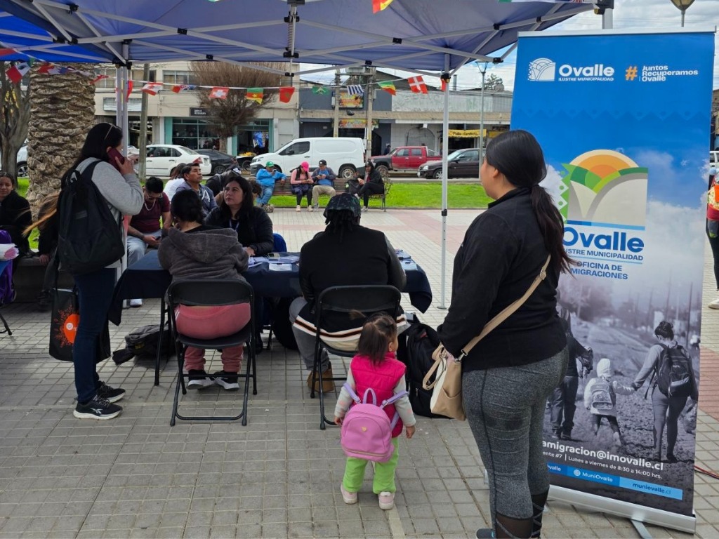 Personas reciben información en Ovalle