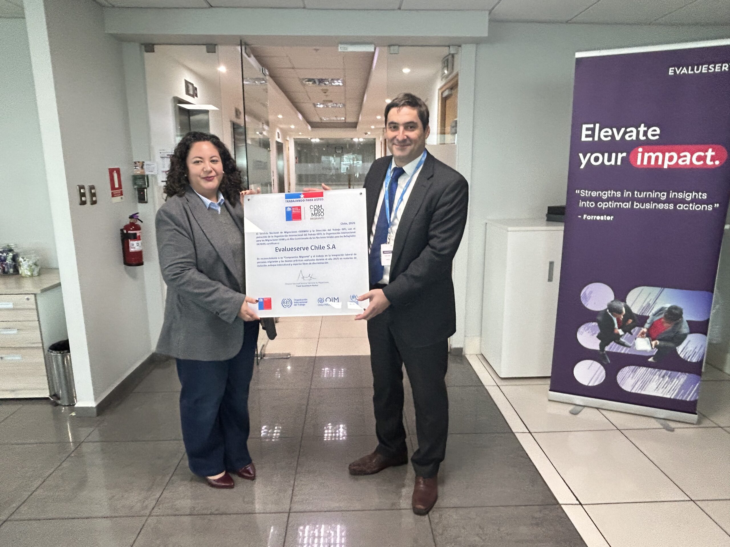 Entrega de reconocimiento a Evalueserve Chile por Compromiso Migrante