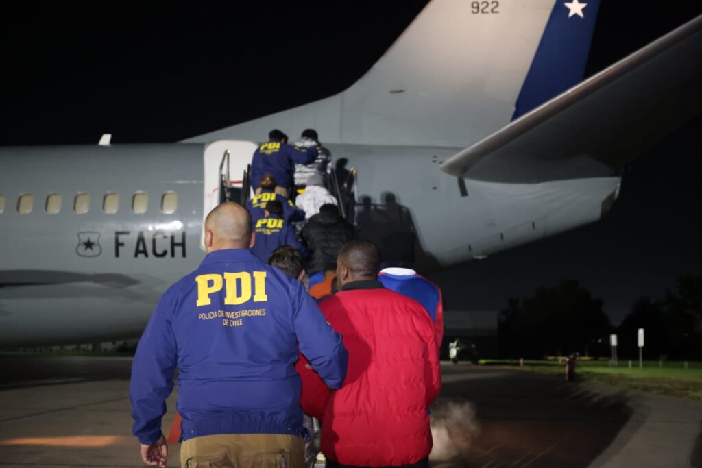 Gobierno suma 1.764 expulsiones tras concretarse nuevo vuelo FACH con destino Perú y Colombia