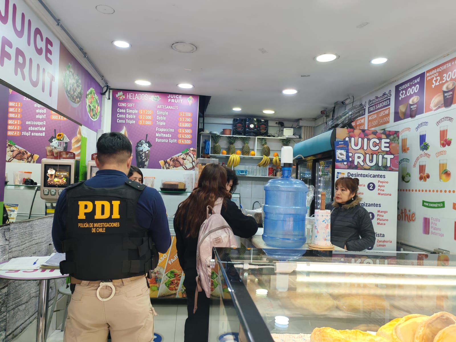 Fiscalizan a locales comerciales de Santiago Centro